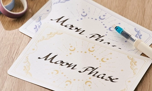 ペンで「Moon Phase」と書かれた二枚のカード