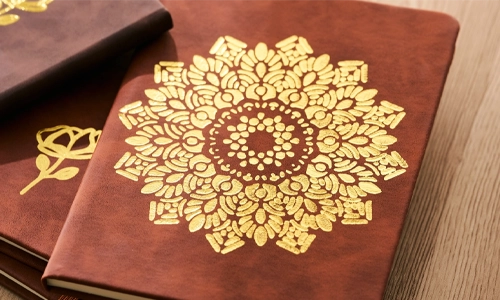 金箔加工が施されたフェイクレザーの本