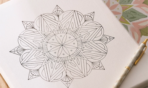 ペンで幾何学模様が書かれたキャンバス